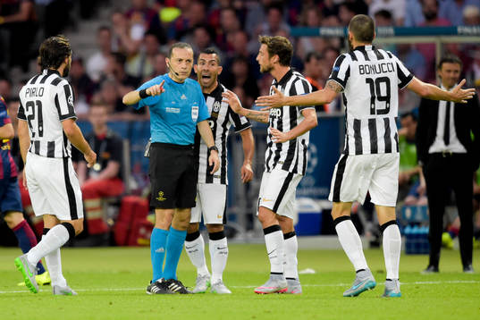 Juventus spelare protesterar hos domaren Cüneyt Çakir