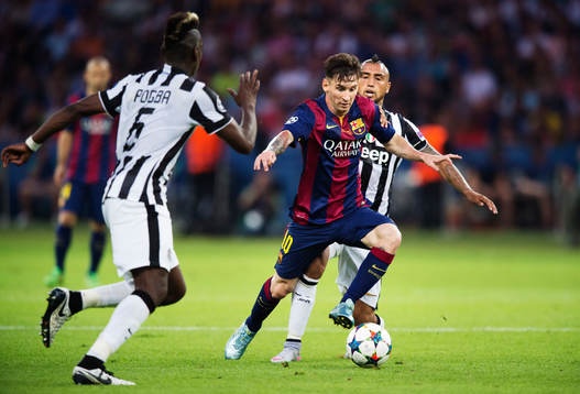 Juventus Paul Pogba och Arturo Vidal utmanas av Barcelonas