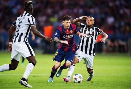 Juventus Paul Pogba och Arturo Vidal utmanas av Barcelonas