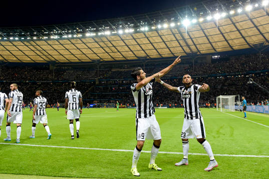 Juventus Alvaro Morata och Arturo Vidal  jublar