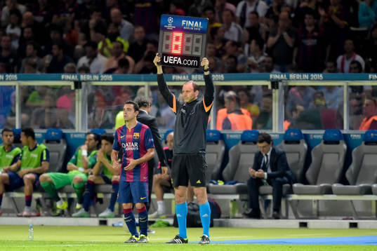 Fjärdedomaren Jonas Eriksson visar Barcelonas Xavi