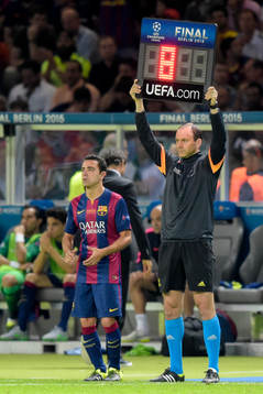 Fjärdedomaren Jonas Eriksson visar Barcelonas Xavi