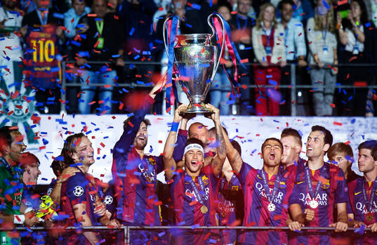 Barcelonas Neymar höjer pokalen