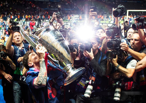 Barcelonas Lionel Messi kysser pokalen