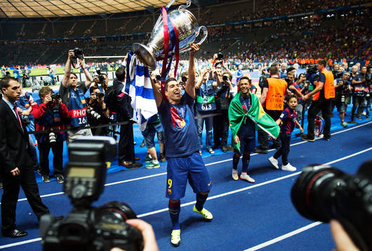 Barcelonas Luis Suarez höjer pokalen