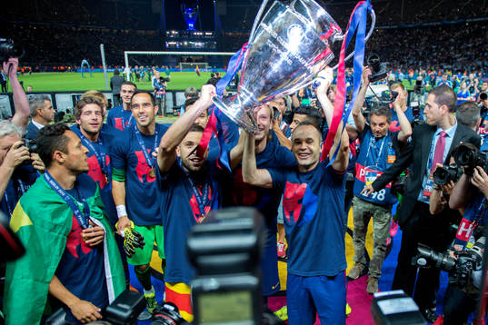 Barcelonas Andres Iniesta jublar med pokalen