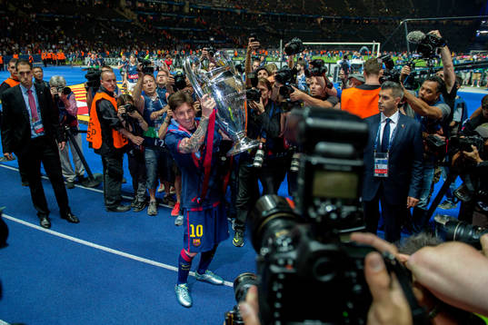 Barcelonas Lionel Messi jublar med pokalen