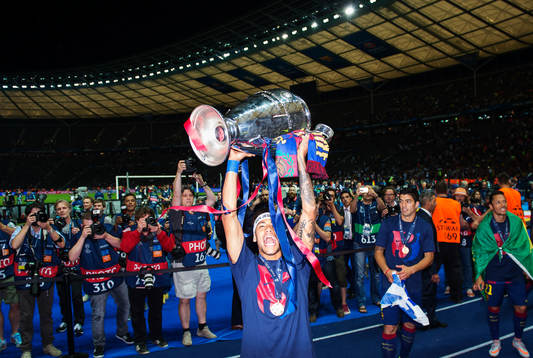 Barcelonas Neymar höjer pokalen och jublar