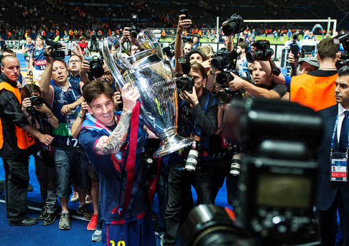 Barcelonas Lionel Messi jublar med pokalen