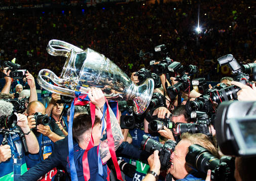 Barcelonas Lionel Messi jublar med pokalen