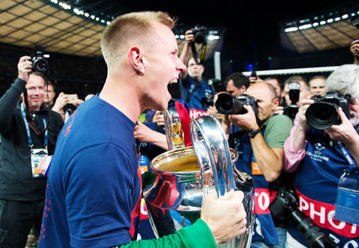 Barcelonas målvakt Marc-Andre ter Stegen jublar med pokalen