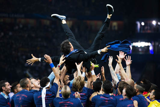 Barcelonas spelare kastar upp tränare Luis Enrique