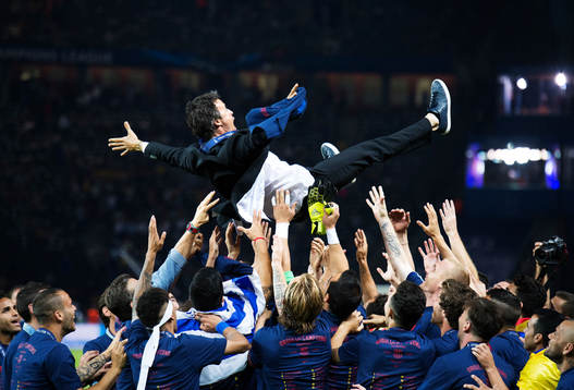 Barcelonas spelare kastar upp tränare Luis Enrique