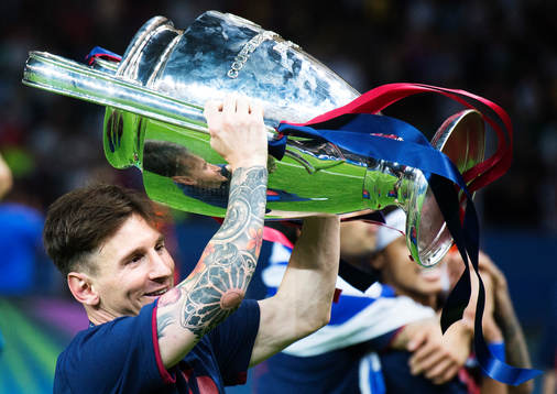 Barcelonas Lionel Messi jublar med pokalen
