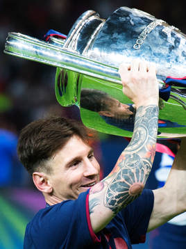 Barcelonas Lionel Messi jublar med pokalen