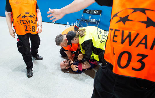 Vakter misshandlar en fotograf