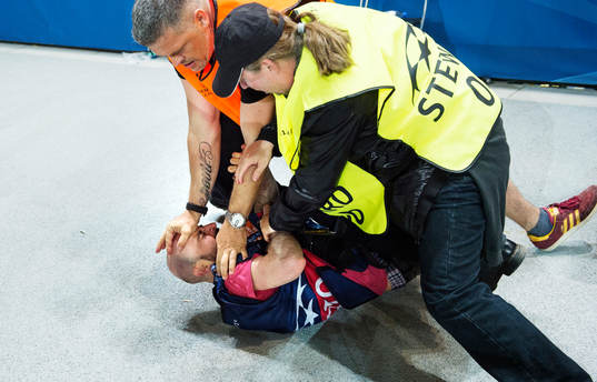 Vakter misshandlar en fotograf