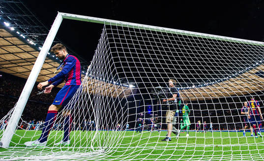 Barcelonas Gerard Pique klipper sönder ett målnät