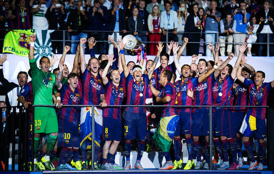 Barcelonas spelare jublar med pokalen
