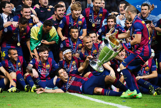 Barcelonas spelare jublar med pokalen