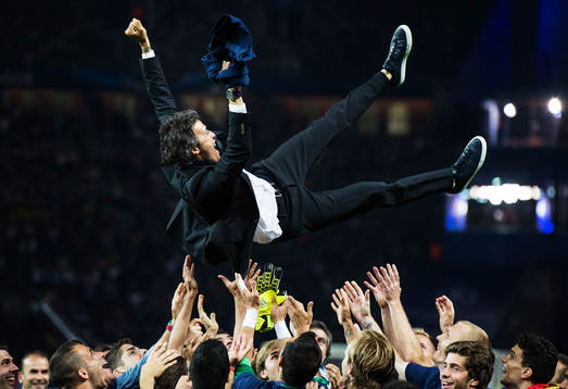 Barcelonas spelare kastar upp tränare Luis Enrique