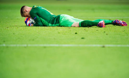 Barcelonas målvakt Marc-Andre ter Stegen håller i bollen