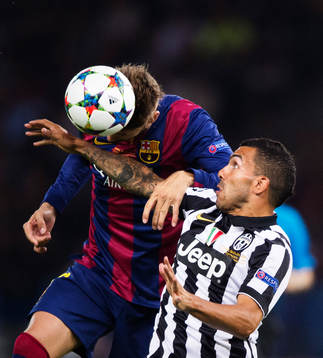Barcelonas Gerard Pique vinner en luftduell mot Juventus
