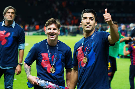 Barcelonas Lionel Messi och Luis Suarez skrattar