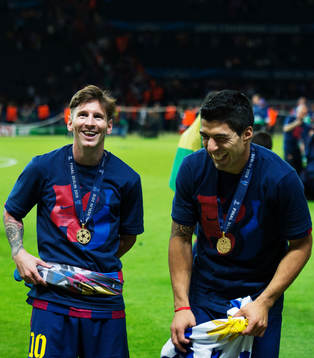 Barcelonas Lionel Messi och Luis Suarez skrattar