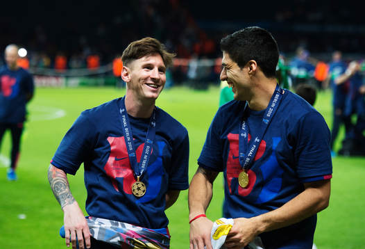 Barcelonas Lionel Messi och Luis Suarez skrattar