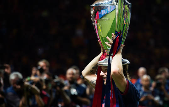 Barcelonas Ivan Rakitic jublar med pokalen på sitt huvud