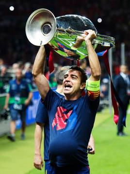 Barcelonas Xavi Hernandez jublar med pokalen