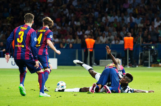 Juventus Paul Pogba signalerar för att han vill ha straff