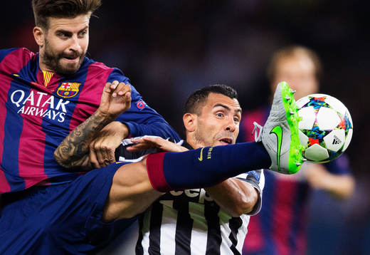 Barcelonas Gerard Pique i en luftduell med Juventus Carlos