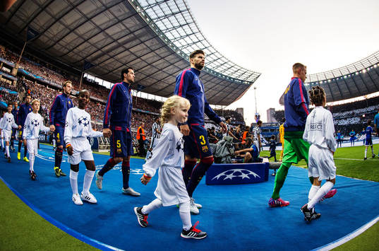 Barcelonas spelare med Gerard Pique gör entré till