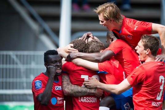 Helsingborgs Jordan Larsson har gjort 1-0 och grattas i