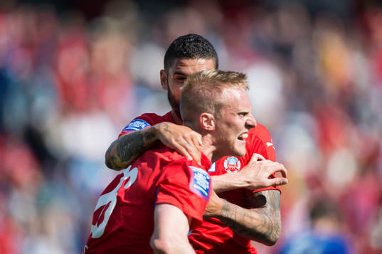 Helsingborgs Peter Larsson har gjort 2-0 och grattas av