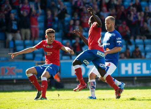 Helsingborgs Emmanuel Boateng har gjort 3-0 och segerdansar