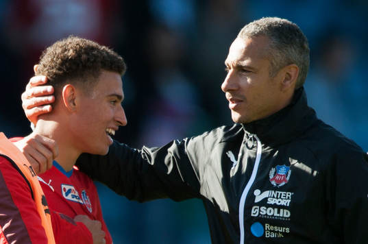 Helsingborgs tränare Henrik Larsson kramar om sonen Jordan