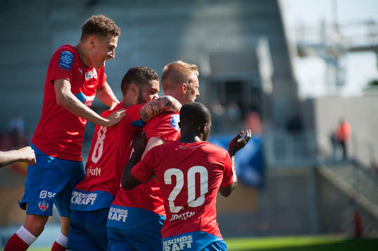 Helsingborgs Peter Larsson har gjort 2-0 och grattas, bland