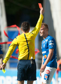 Åtvidabergs Pontus Nordenberg blir utvisad av domaren