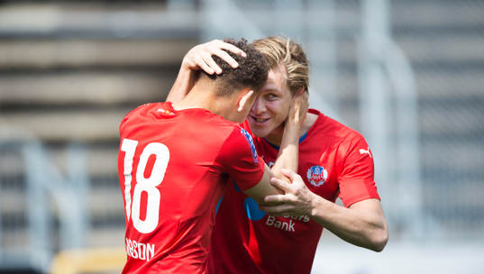 Helsingborgs Jordan Larsson har gjort 1-0 och grattas av