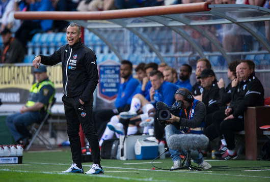 Helsingborgs tränare Henrik Larsson och i bakgrunden