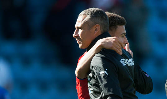 Helsingborgs Jordan Larsson kramas av pappa tränaren