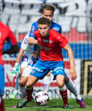 Helsingborgs Jordan Larsson trycks i ryggen av Åtvidabergs