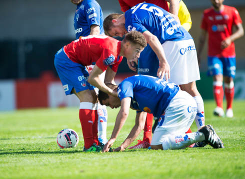 Helsingborgs Jordan Larsson hjälper en motståndare upp i
