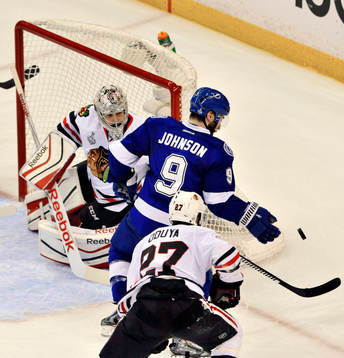 Lightning center Tyler Johnson (9) reaches for a deflected