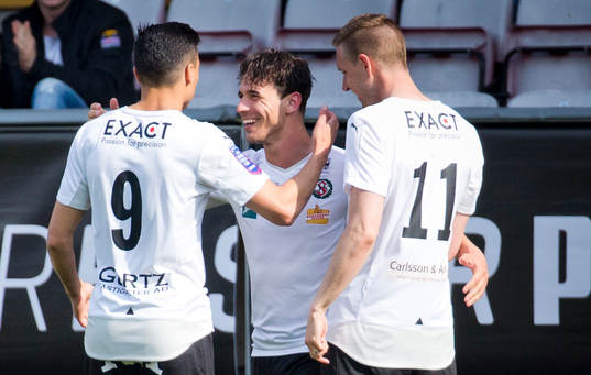 Örebros Nordin Gerzic gör 1-0 på frispark och jublar med