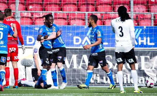 Halmstads Junes Barny jublar vid 1-1 målet