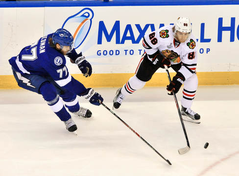 Lightning defenseman Victor Hedman (77) and Blackhawks